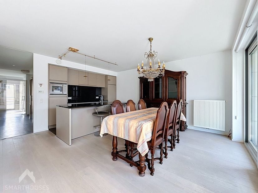 Wonen op een toplocatie vlak bij zee? Dit instapklare appartement in residentie Lentini, gebouwd in 2014, combineert een moderne afwerking met een uit