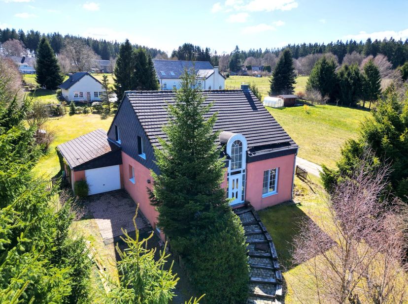 Au cur du paysage pittoresque de Küchelscheid, cette charmante maison vous attend dans un cadre particulièrement calme et proche de la nature. Entouré