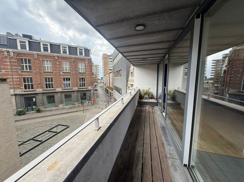 Dit aangename duplex appartement combineert ruimte, comfort en een uitstekende ligging. Het beschikt over twee ruime slaapkamers, een lichtrijke leefr