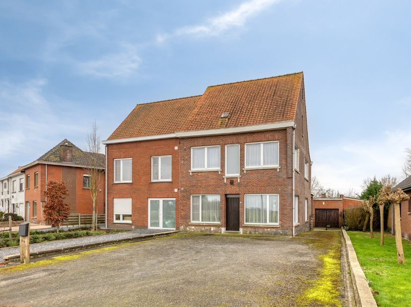 Langs de Sint Jansstraat, de baan tussen Staden en Sleihage, bieden we u deze interessante, ruime en polyvalente woning met 3 slaapkamers aan. Centraa
