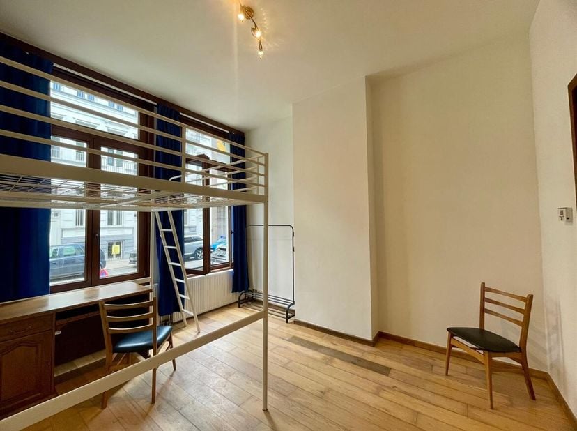 Ligging: Het appartement is gelegen in een zijstraat van de Italiëlei, vlakbij de Rooseveltplaats en de historische stadskern. Alle winkels, openbaar