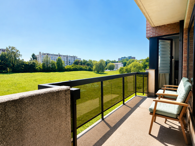 Situation et informations générales<br />
L’immobilière Hendrix vous propose ce spacieux et lumineux appartement 2 chambres de ± 99 m², idéalement sit