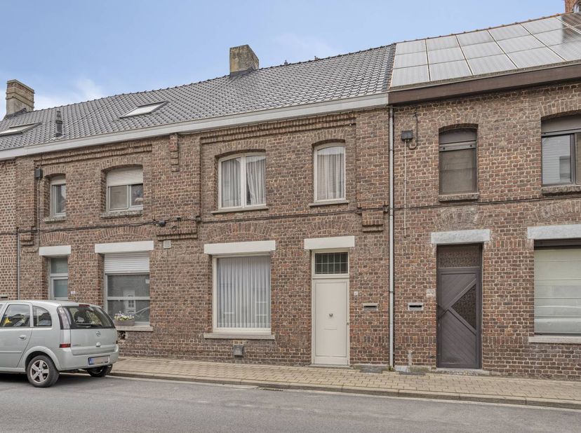 Ben je op zoek naar een huis te Izegem die je volledig naar eigen smaak kan inrichten? <br />
<br />
Achter de authentieke gevel schuilt een ruim huis