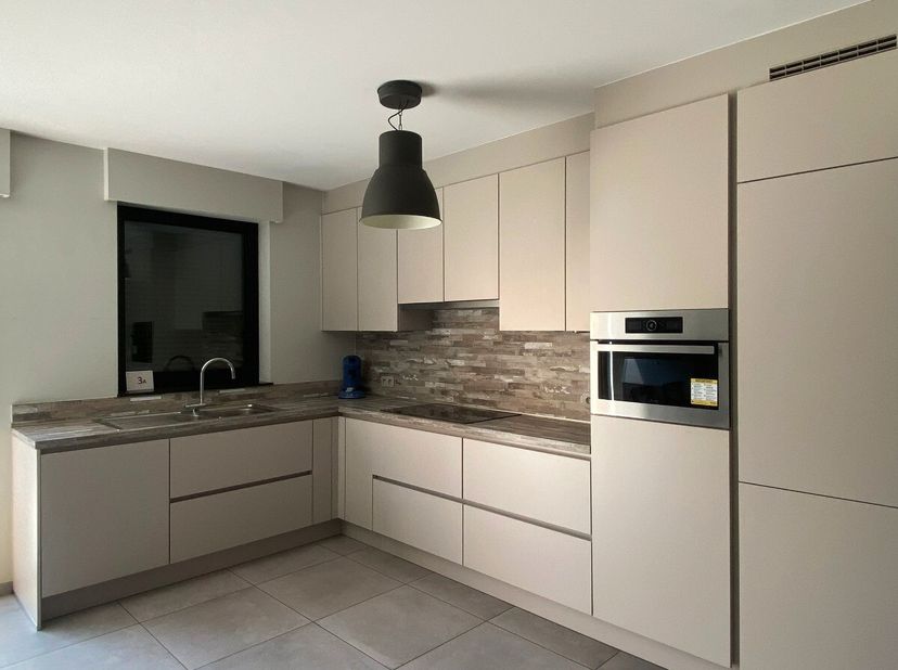 Gelijkvloers appartement met 2 slaapkamers, terras en twee autostaanplaatsen kortbij het centrum van Wellen.Dit appartement heeft een bewoonbare opper