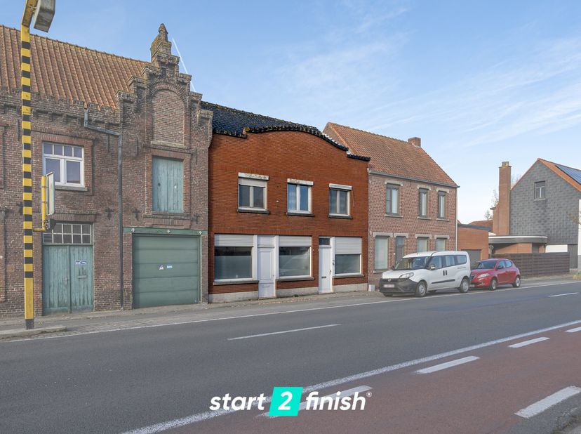 Deze ruime te renoveren woning met veel potentieel bevindt zich in het centrum van Waardamme met uitzicht op de velden. De indeling is als volgt: BENE