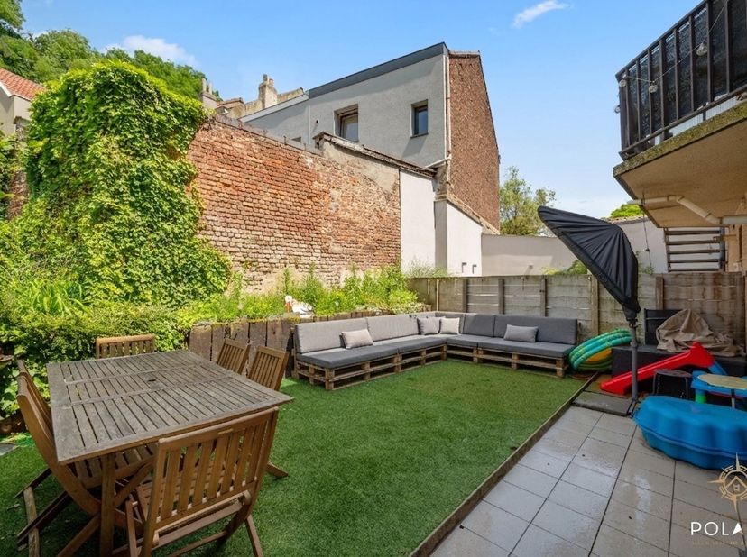 À la recherche d'une maison prête à emménager, économe en énergie et bien située? Cette maison de maître entièrement rénovée, située en plein centre,