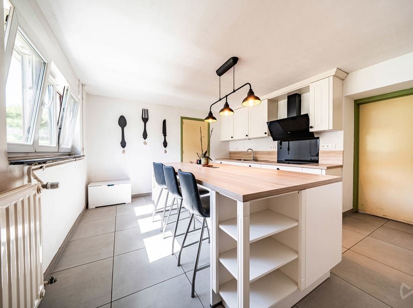 WE Invest Sud Luxembourg vous propose cette maison 3 façades, à proximité immédiate des frontières luxembourgeoise et française, ainsi que des commodi