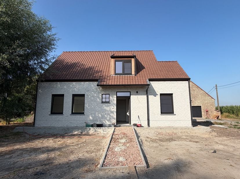 In alle rust en volledige privacy, vlak bij diverse wandel- en fietsroutes, bieden wij deze prachtige nieuwbouwwoning te huur aan. Het centrum van Sle