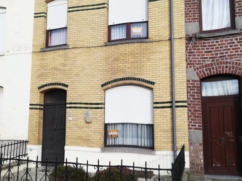 Gezellige   stadswoning  met enkele  Art Deco -elementen te vinden in een toffe en rustige buurt. Een groene  voortuin, zonnig terras en een ruime omh