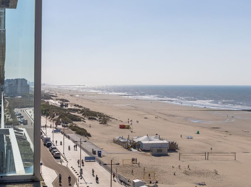 Welkom in deze verzorgde studio in residentie Twins, uitstekend gelegen op de zevende verdieping van de Zeedijk in Middelkerke.<br />
<br />
Vanuit he