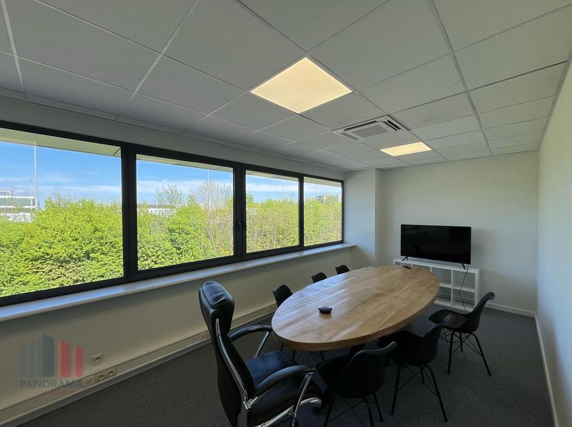 Instapklare kantoorruimte met een totale oppervlakte van 339 m² beschikbaar voor verhuur. Deze aantrekkelijke ruimte is uitstekend gelegen NAAST de E4