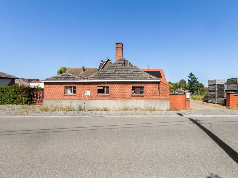 Ruime karaktervolle woning met tal van mogelijkheden op 3.521 m²<br />
Op een ruim perceel van maar liefst 3.521 m² vinden we deze bijzondere eigendom