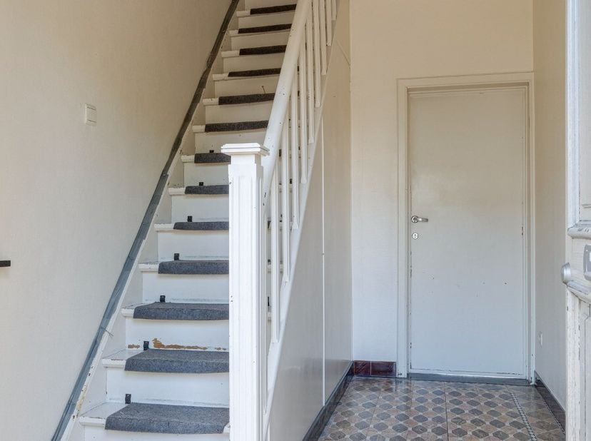 Deze te renoveren woning uit 1950 combineert een centrale ligging met heel wat potentieel. Dankzij de vlotte verbinding naar het centrum en omliggende
