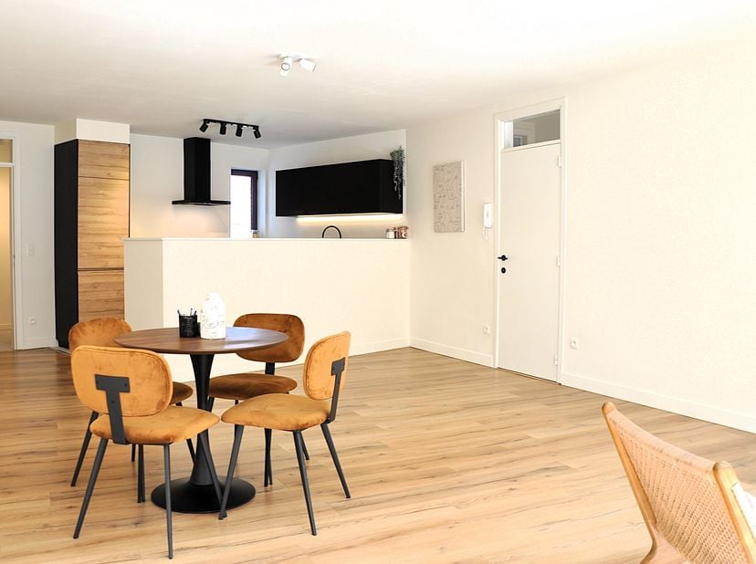 Appartement 3 ch prêt à emménager au centre de Temse!<br />
<br />
Découvrez cet appartement exceptionnellement bien entretenu et récemment rénové d’e