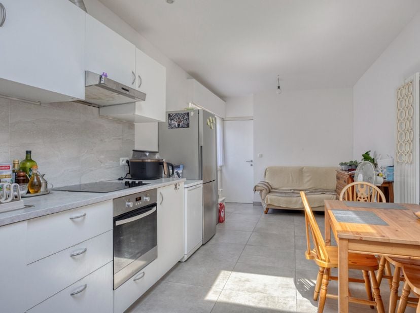 Gelijkvloers&amp;nbsp; 2 à 3-slpk appartement in een kleine residentie, uitstekend gelegen te Sint-Amandsberg.<br />
Hier woon je vlakbij het centrum van