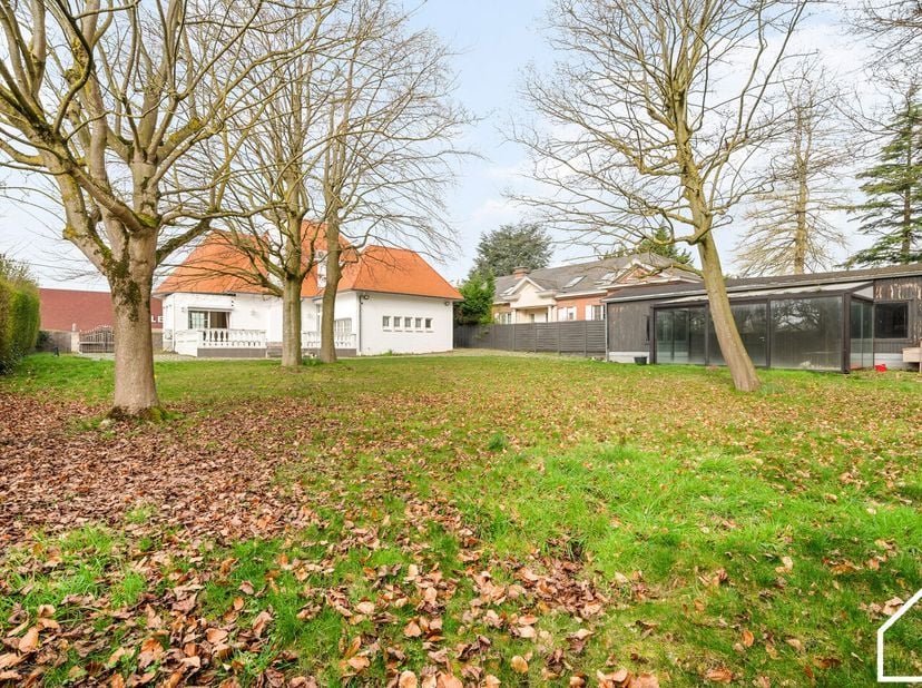 Deze ruime en veelzijdige woning biedt tal van mogelijkheden en combineert comfortabel wonen met praktische ruimtes en een aangename tuin. Dankzij de