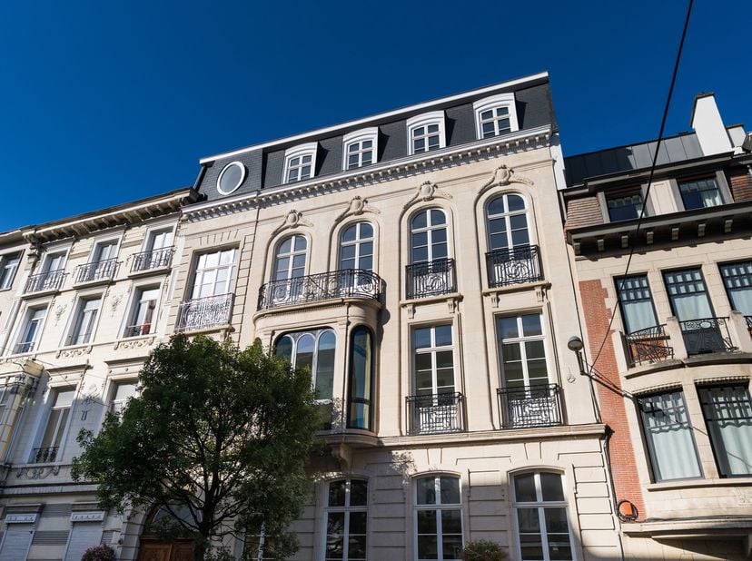 Gelegen in het hart van Brussel, op een steenworp van de Botanique en op enkele minuten van de Europese instellingen, dit schitterende luxe PENTHOUSE