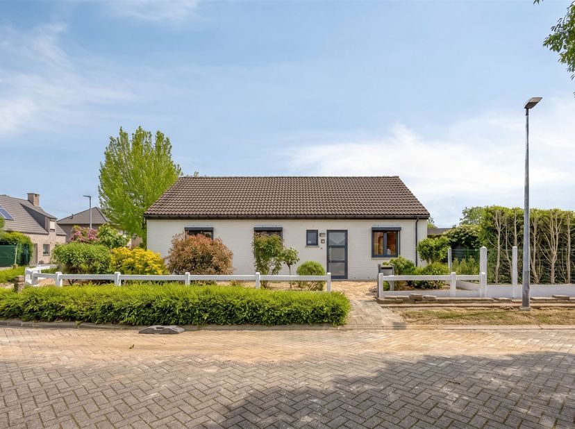 Op zoek naar een instapklare woning op een toplocatie? Deze charmante bungalow op een mooi hoekperceel bevindt zich in een uiterst rustige en aangenam