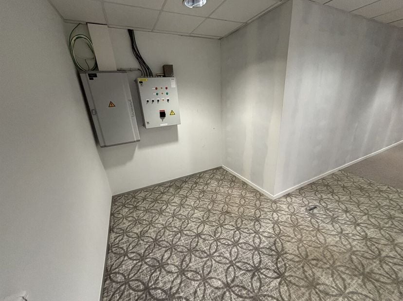 Gunstig gelegen kantoorruimte, ideaal voor een groepspraktijk<br />
Ligging: Deze kantoorruimte bevindt zich in het centrum van Westerlo, een ideale l