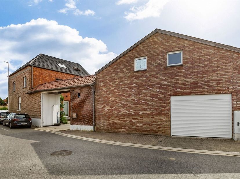 Unieke eigendom met gerenoveerde woning, vakantiewoning en bouwgrond<br />
In het rustige Gingelom bevindt zich deze uitzonderlijke eigendom bestaande