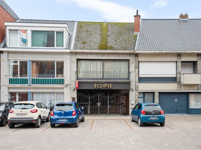 Op een absolute toplocatie in het hart van Putte bevindt zich dit veelzijdige handelspand met bovengelegen appartement. Dankzij de centrale ligging ge
