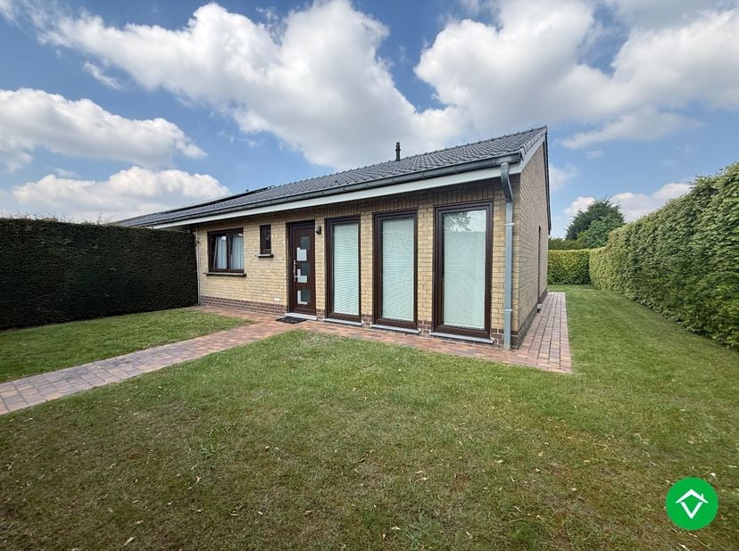 Bijzonder aangenaam gelegen (in doodlopende, residentiële straat) halfopen bebouwing op 443 m² grond met een dubbele garage,  achteraan bereikbaar via
