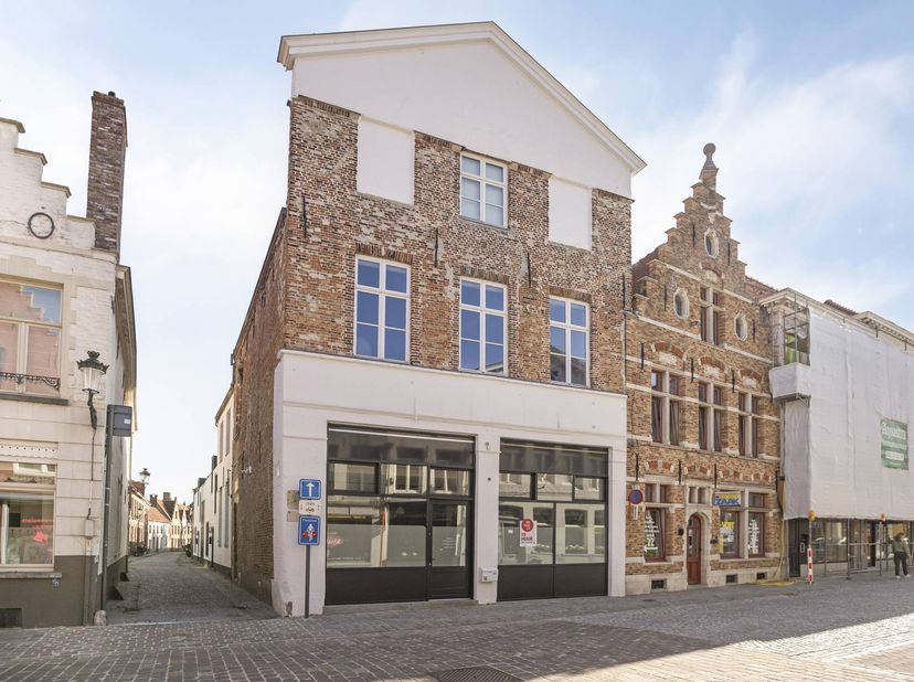 Prêt à emménager dans des locaux commerciaux au centre de Bruges<br />
<br />
Vous recherchez l'emplacement visible idéal pour votre entreprise ? Ce b
