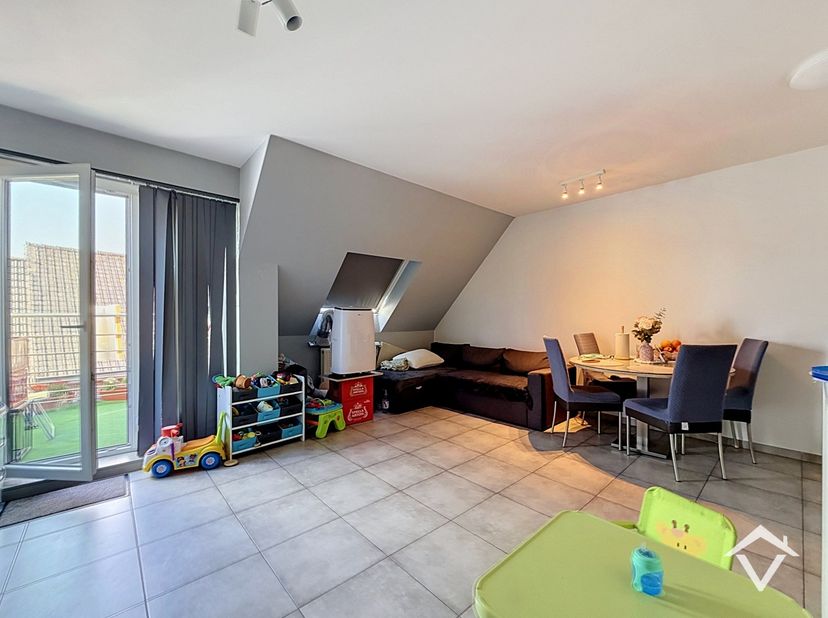 Nieuwbouwappartement op de 3de verdieping, gelegen in het centrum van Roeselare op 150m van de Grote Markt. Dit appartement, volledig afgewerkt met kw