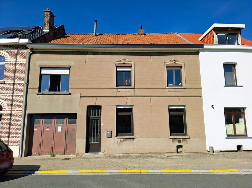 Située dans une rue calme et bien desservie à Kortenberg, cette spacieuse habitation située Beekstraat 57 offre une superficie habitable de 214 m², av