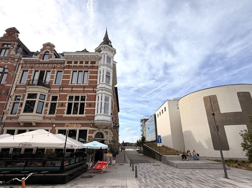 Bureau prêt à l'emploi (358m²) à louer au 2ème étage des anciens entrepôts de la Noordnatie, situé dans la rue Wapenstraat à Anvers, entre le quai Waa