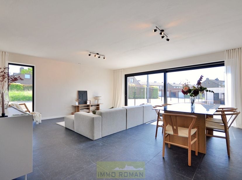 Deze moderne nieuwbouwwoning is rustig gelegen in Otegem, een deelgemeente van Zwevegem, en geniet van een uitstekende bereikbaarheid. U bevindt zich