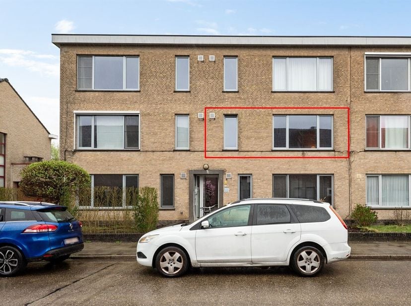 Appartement clé en main de 2 chambres à coucher avec terrasse et garage<br />
Premier étage<br />
Le hall d'entrée mène au hall de nuit, qui donne acc