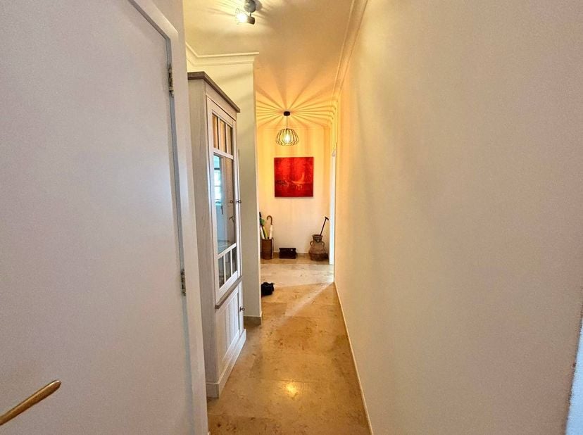 Dit appartement in Hasselt is te huur op een toplocatie aan de kleine ring van Hasselt, op korte afstand van het centrum van Hasselt. Dankzij de liggi