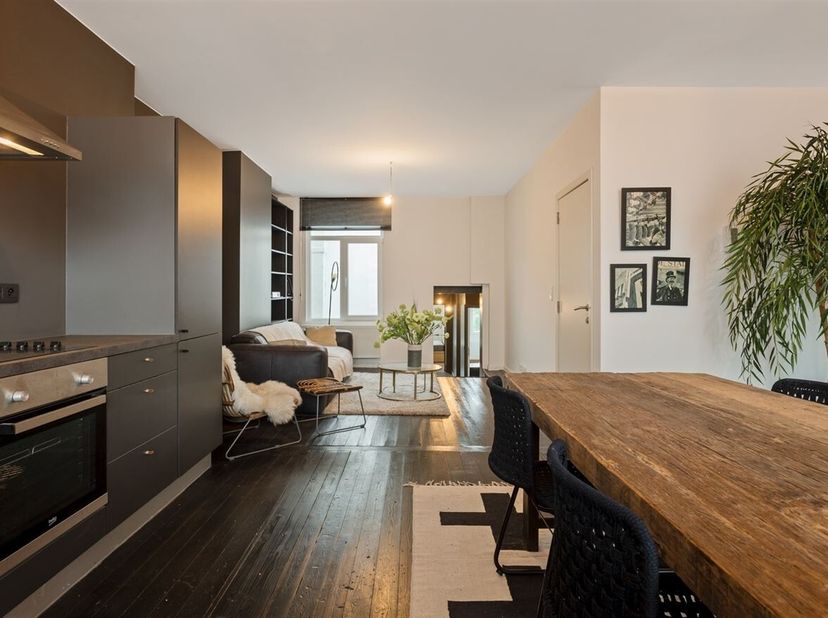 Ligging: Dit volledig gerenoveerde en instapklare appartement met twee slaapkamers (85 m²) geniet van een uiterst centrale ligging. Winkels, horecazak