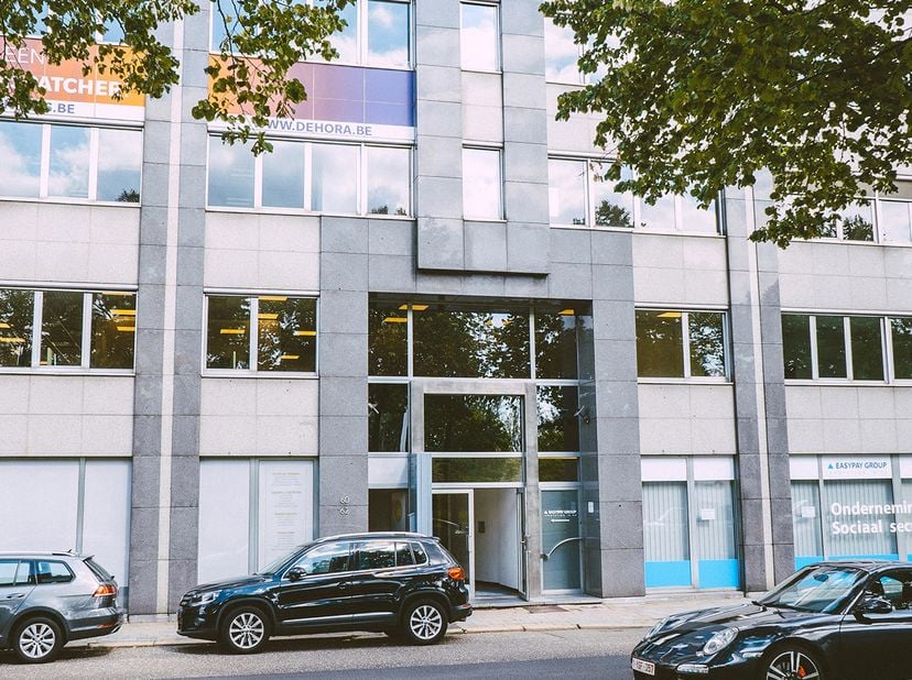 Ideaal gelegen nabij station Antwerpen-Berchem en oprit E19, vind je het kantoorgebouw 'Quinten'. Met lichtrijke, kleinschalige kantoren en beveiligde