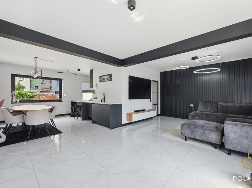 Journée portes ouvertes le 04/07, inscrivez-vous sur www.polares.eu<br />
Découvrez cette maison de ville prête à emménager et entièrement rénovée, si