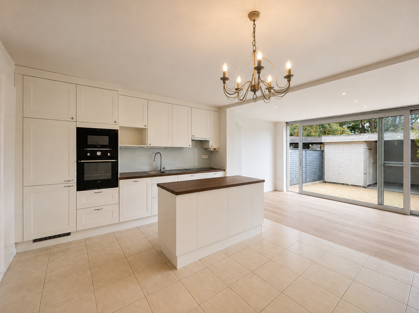 Centraal gelegen woning (GB) met 2 slaapkamers en groot zonneterras met tuinberging in het centrum van Hulst (Tessenderlo-Ham).<br />
Indeling:<br />