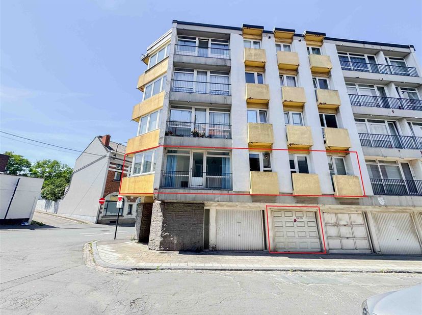 Dit appartement met één slaapkamer ligt in het hart van Charleroi, vlak bij winkels, scholen, openbaar vervoer en alle voorzieningen, op de eerste ver