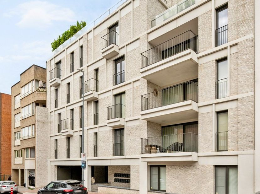 Bent u op zoek naar een stijlvol, energiezuinig en volledig instapklaar appartement in het centrum van Genk? Dan is dit prachtige appartement in het r