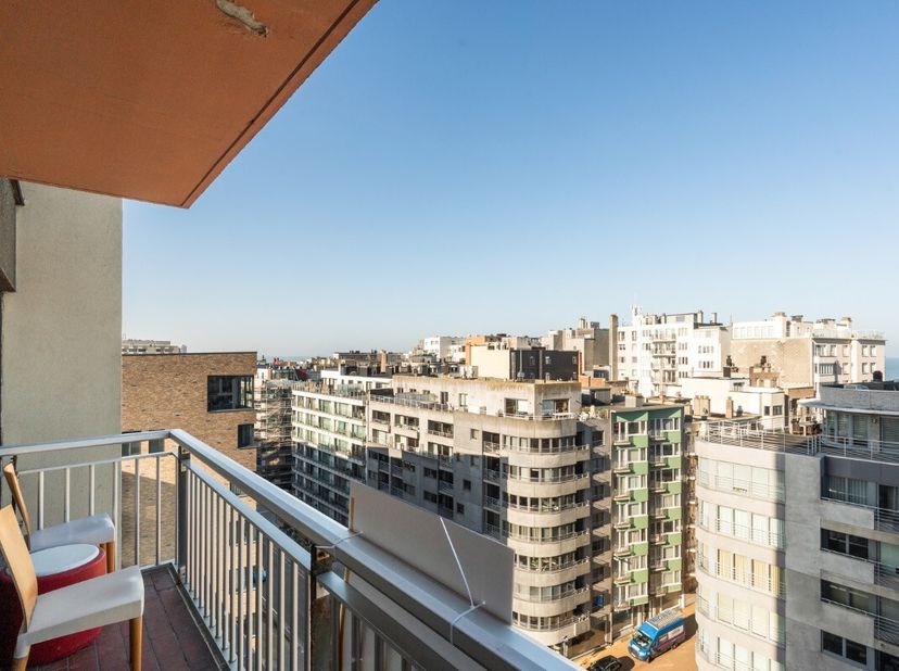 À vendre : appartement agréable dans lEuropagalerij, en plein cur dOstende, avec vue dégagée et coin nuit séparé. Cet appartement est situé dans le ce