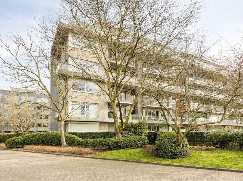 Vous cherchez un appartement de 3 chambres à coucher avec terrasse à vendre à Berchem ? Cet appartement spacieux à vendre au 117 Bleekhofstraat est pe