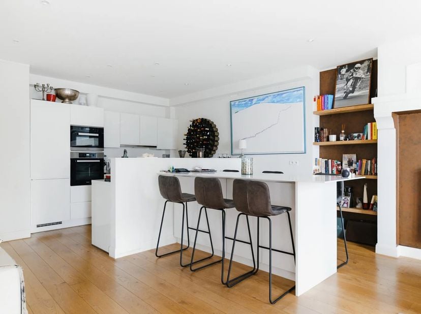 Victoire-Junot heeft het genoegen u dit charmante huis in een binnenplaats (voorheen een koetshuis) voor te stellen, dat volledig en smaakvol is geren