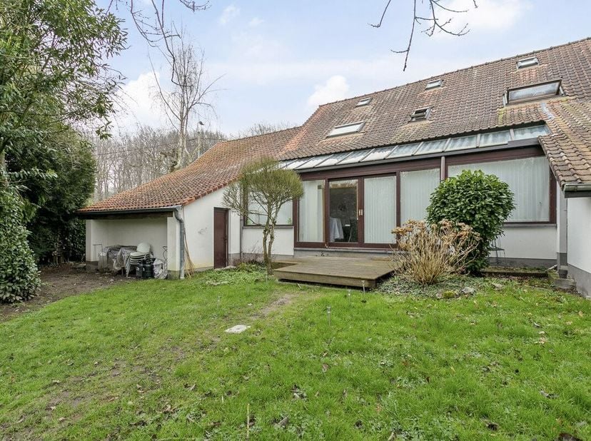 Rustig gelegen woning met prachtige tuin en 5 slaapkamers.<br />
Deze woning ligt op amper 15 min rijden van Brussel of Leuven.<br />
Indeling: <br />