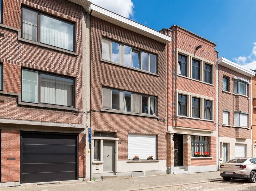 Ligging: Gelegen in de gegeerde Tentoonstellingswijk, geniet dit appartement van een rustige en residentiële ligging met een uitstekende bereikbaarhei