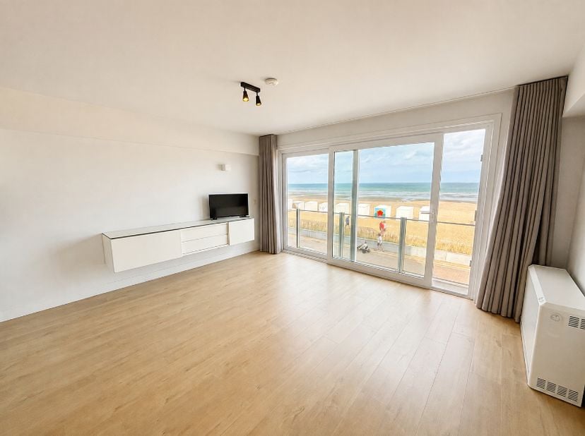 Ongemeubeld appartement bestaande uit inkom, leefruimte met open keuken, terras, apart toilet, badkamer met inloopdouche en lavabo, kelderberging. Huu