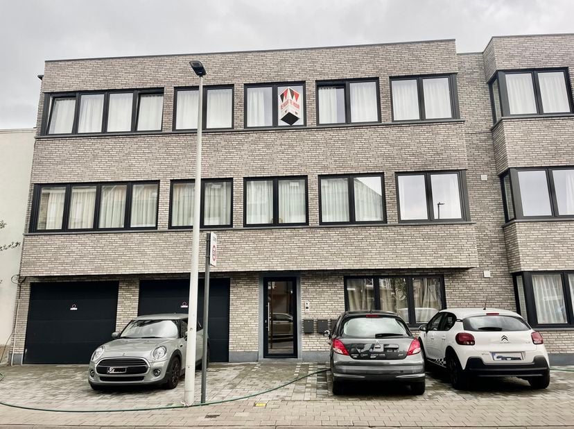 Dit energiezuinige en volledig gerenoveerde appartement (2025) is gelegen op de tweede verdieping in een gebouw zonder lift. Deze kleinschalige reside