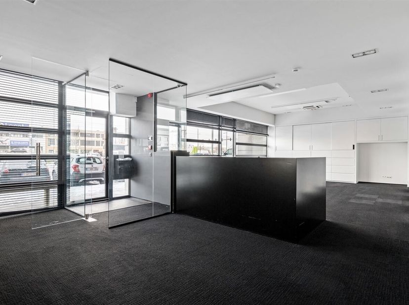 Kantoorruimte te koop op strategische locatie in Antwerpen<br />
Langs de Noorderlaan in Antwerpen bevindt zich deze ruime kantoorruimte van ongeveer