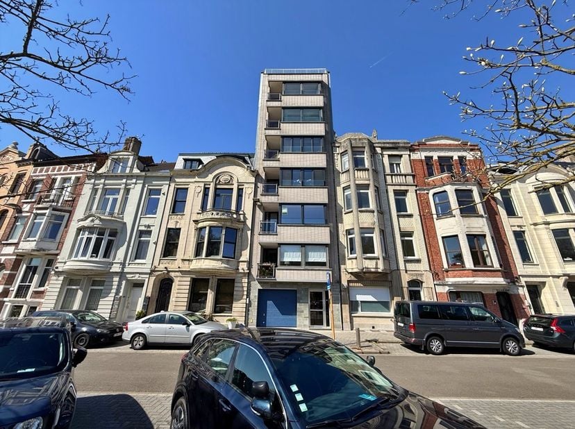Ruim appartement bestaande uit: inkomhal, apart toilet, berging, vestiaire, woonkamer, keuken met toegang tot balkon, 2 slaapkamers met terras achtera