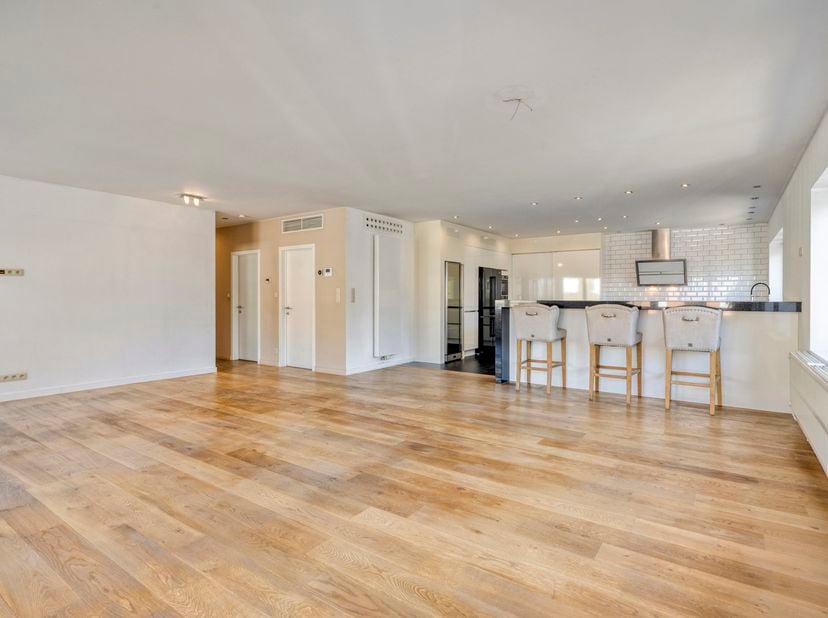 Dit prachtige, volledig gerenoveerde appartement biedt alles wat je zoekt in een moderne en comfortabele woning. Met maar liefst vier ruime slaapkamer