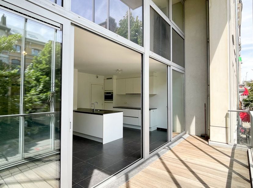 Dit ruim en licht duplex appartement van ca 114 m² is gelegen op het gegeerde Zuid met het vernieuwde KMSKA en de hipste hotspots zoals Ta-nnin, Pinse